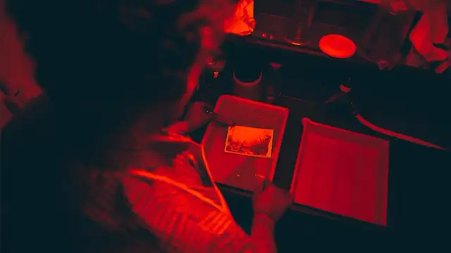 Twoja domowa ciemnia: Jak wywołać zdjęcia z kliszy B&W i C-41?