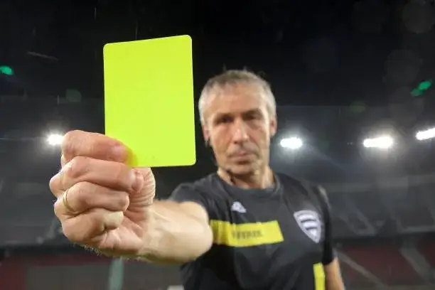 Żółta kartka: Kiedy sędzia sięga do kieszeni i co to znaczy?
