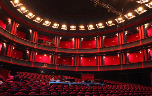 Teatr muzyczny co to? Odkryj fascynujący świat musicali i operetek