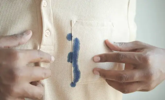 Jak zmyć tusz z długopisu z bluzy? Skuteczne metody na plamy