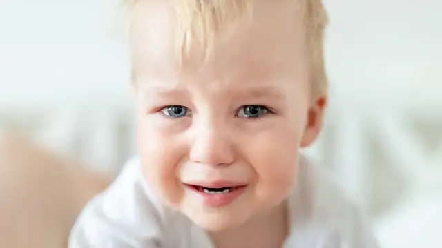 Trzeci skok rozwojowy: Zrozum objawy, pomóż maluchowi i sobie!