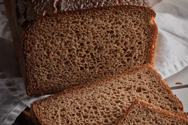 Ile kalorii ma chleb razowy i dlaczego warto go jeść?
