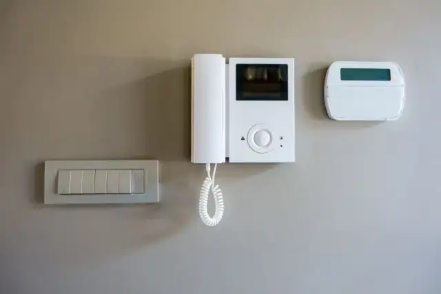 Jak naprawić domofon w bloku i uniknąć frustracji z jego awarią