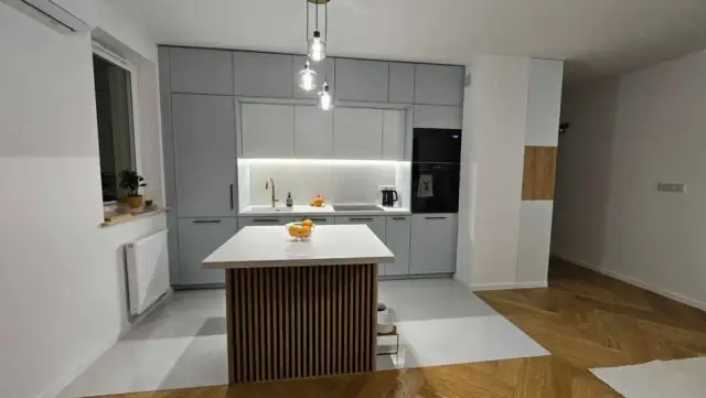 Jak połączyć podłogę kuchnia-salon? Poradnik i inspiracje