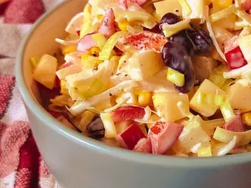 Jak zrobić sałatkę colesław, aby zachwycić gości smakiem i prostotą