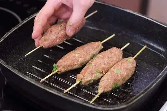 Idealne kebabki na grilla: sekrety mistrzowskiego smaku bez kuchni