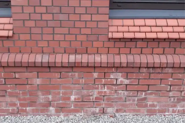 Jak wyczyścić cegłę klinkierową z zaprawy bez uszkodzeń?