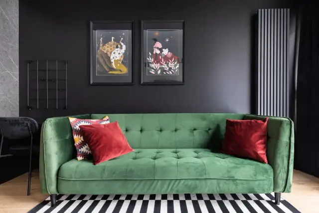 Odkryj idealne poduszki do butelkowozielonej kanapy: kolory i styl