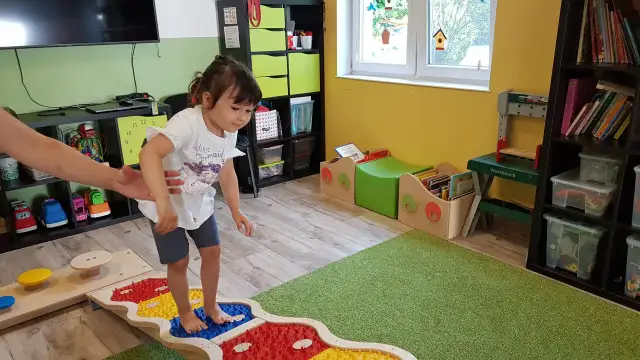 Sensoryczny tor przeszkód w domu – kreatywne pomysły na zabawę dla dzieci