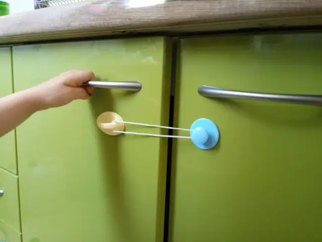 Jak zabezpieczyć szuflady przed dzieckiem - skuteczne domowe sposoby