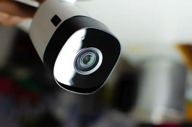 Nowoczesna kamera do monitoringu analogowego, z obiektywem w centrum czarnej ramki.