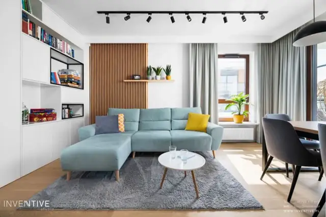 Turkusowa kanapa: Jakie dodatki wybrać, by zachwycić stylem?