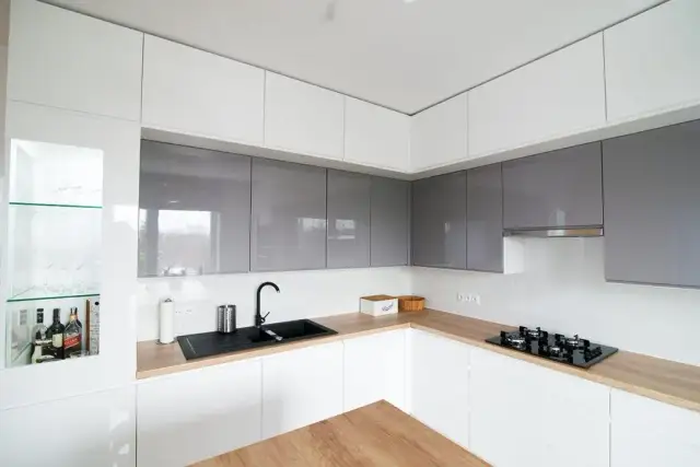 Szafki kuchenne do sufitu czy nie? Odkryj wady i zalety tej decyzji