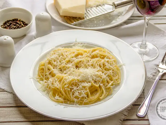 Idealne spaghetti z parmezanem: Sekret kremowego sosu bez śmietany