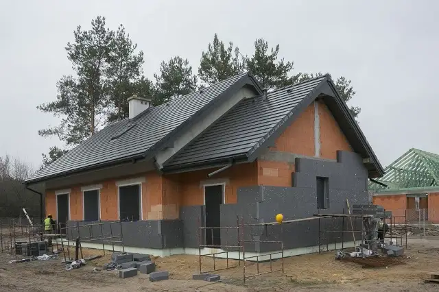 Styropian grafitowy 15 czy biały 20 - który wybór zaoszczędzi więcej?