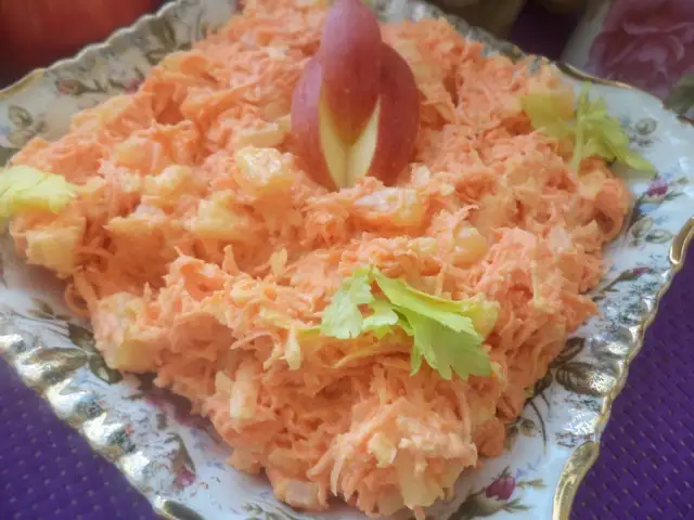 Surówka z marchewki i ananasa jak zrobić - prosty przepis na zdrową sałatkę