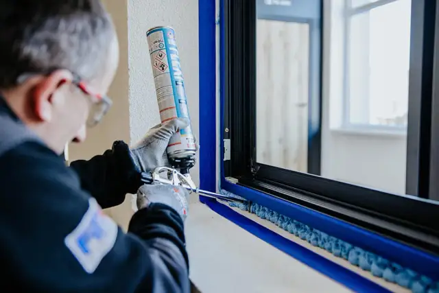 Jak skutecznie zabezpieczyć piankę montażową okien przed wilgocią