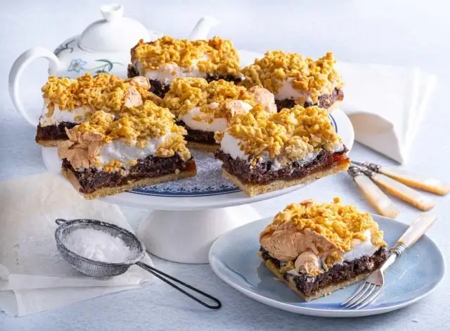 Pyszne ciasto pleśniak z budyniem - prosty przepis krok po kroku