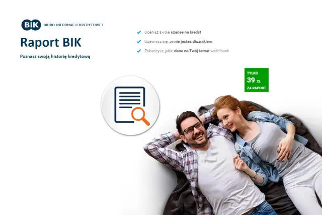 Para uśmiechniętych ludzi leżących na kanapie obok ikony raportu BIK.