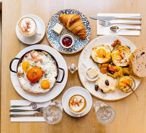 Gdzie zjeść w Atenach? Tanie i autentyczne smaki Grecji czekają