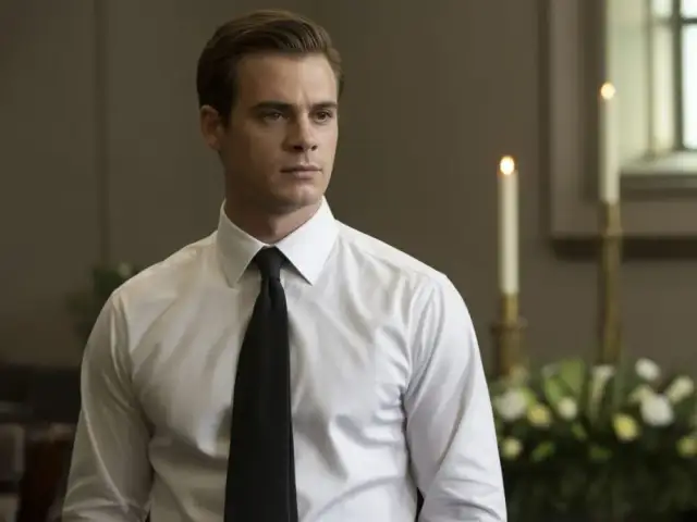 Jaka koszula na pogrzeb? Biel czy czerń? Uniknij faux pas!