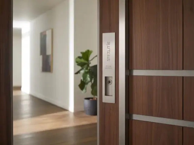 Jakie drzwi do mieszkania wybrać, aby zapewnić bezpieczeństwo i komfort?