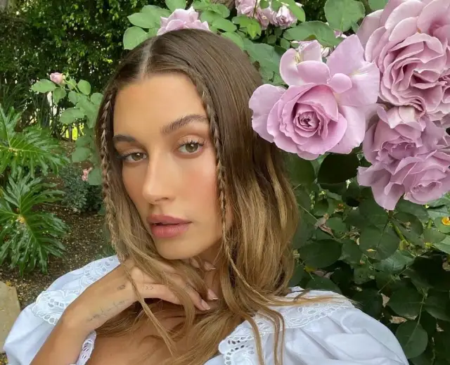 Modne fryzury z lat 90.: Jak je nosić dziś? Inspiracje i porady