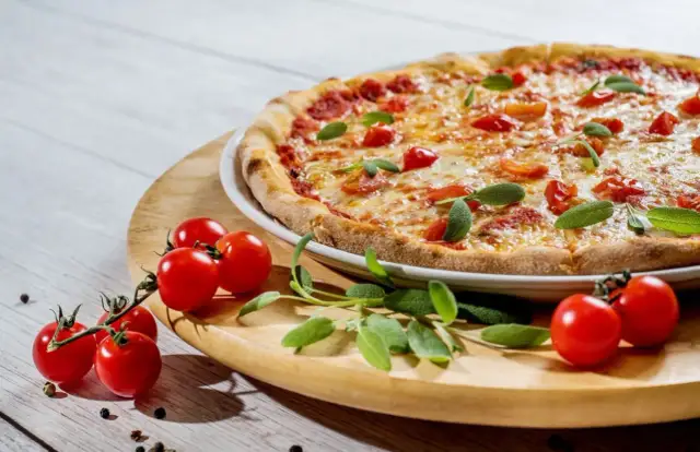 Chrupiąca pizza z mikrofali? Poznaj trik ze szklanką wody!