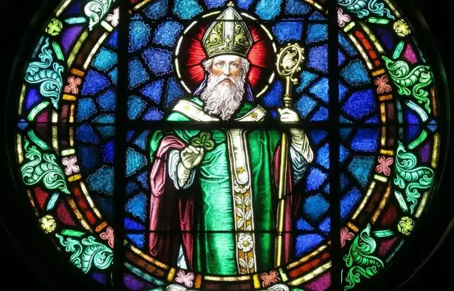 Gdzie urodził się św Patryk? Odkryj tajemnice jego pochodzenia