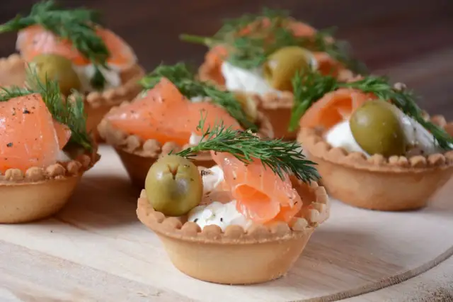 Jakie sałatki na komunię? Przepisy, które zachwycą gości!