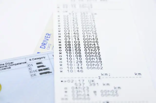 Gdzie odczytać kartę kierowcy? Sprawdź najlepsze miejsca i metody