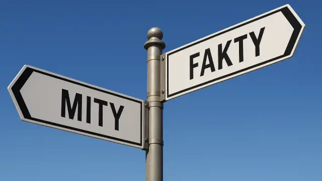 Znak drogowy z napisami "MITY" i "FAKTY" symbolizuje rozróżnienie między prawdą a fałszem, jak na giełdzie pożyczek prywatnych.