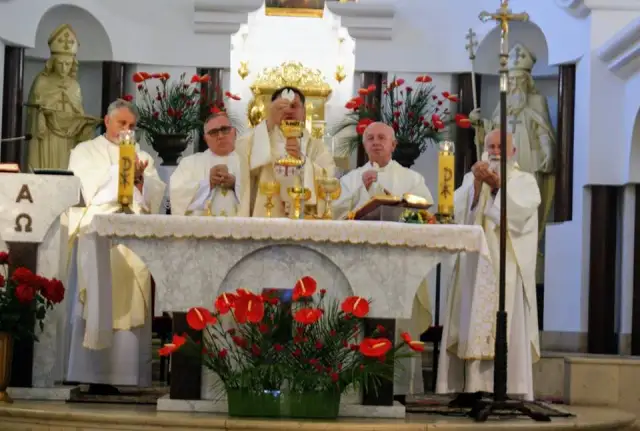 Co to jest aklamacja w kościele i dlaczego jest tak ważna?