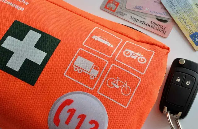 Apteczka: Co musisz mieć w domu, aucie i w podróży? Pełny poradnik