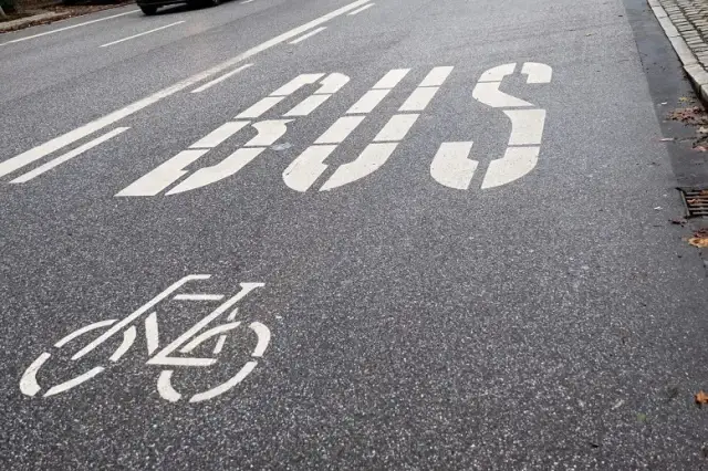 Czy samochody elektryczne mogą jeździć buspasem? Sprawdź przepisy!