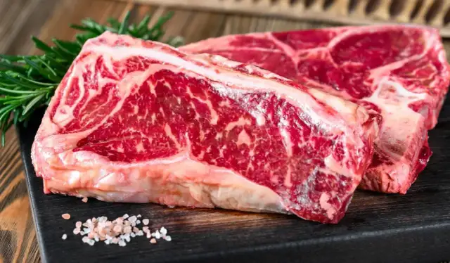 Kiedy solić wołowinę na gulasz, aby uniknąć twardego mięsa