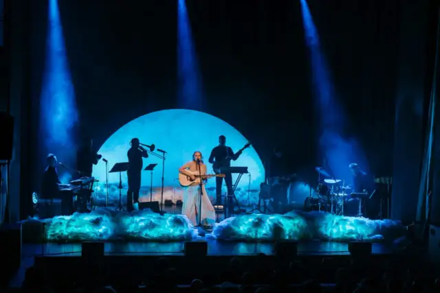 Kosmiczna muzyka elektroniczna: odkryj jej magiczne brzmienia i artystów