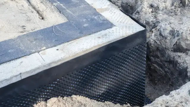 Czy listwa do folii kubełkowej jest warta inwestycji w izolację?