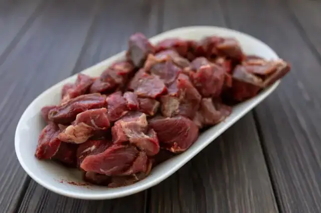 Kiedy solić gulasz wołowy, aby uniknąć twardego i suchego mięsa