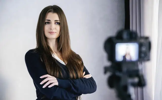 Profesjonalne zdjęcie do CV w domu? Prosty poradnik krok po kroku.