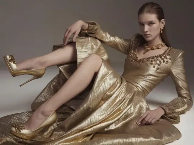 Jakie buty do złotej sukni? Oto najmodniejsze wybory na każdą okazję