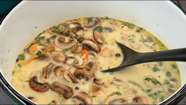 Zupa pieczarkowa: Jak wzmocnić smak? Odkryj sekrety głębi!