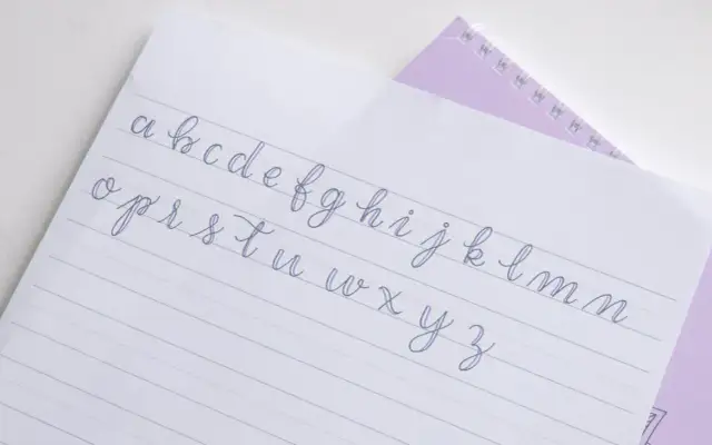 Jak nauczyć się ładnie pisać w zeszycie i poprawić swoje pismo