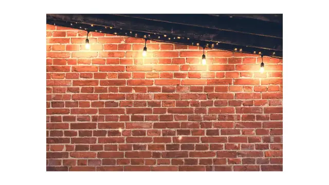 Jak oświetlić ścianę z cegły – najlepsze sposoby na efektowne wnętrze