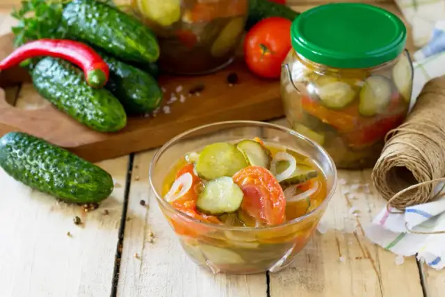 Jak się robi sałatkę szwedzką - prosty przepis na pyszną sałatkę