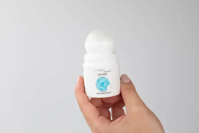 Dezodorant dezynfekuje? Prawda o ranach i antyperspirantach