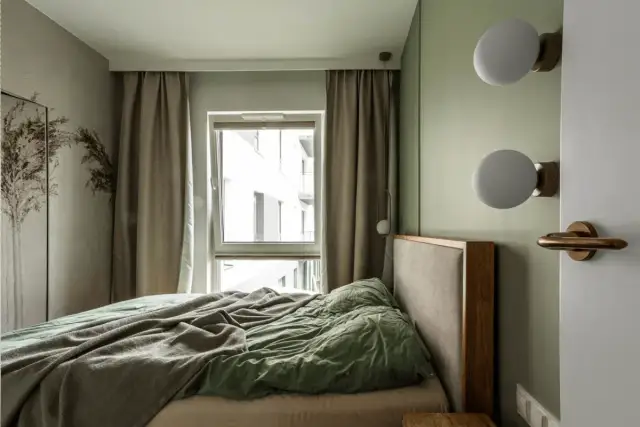 Mała sypialnia? Wybierz zasłony, które ją optycznie powiększą!