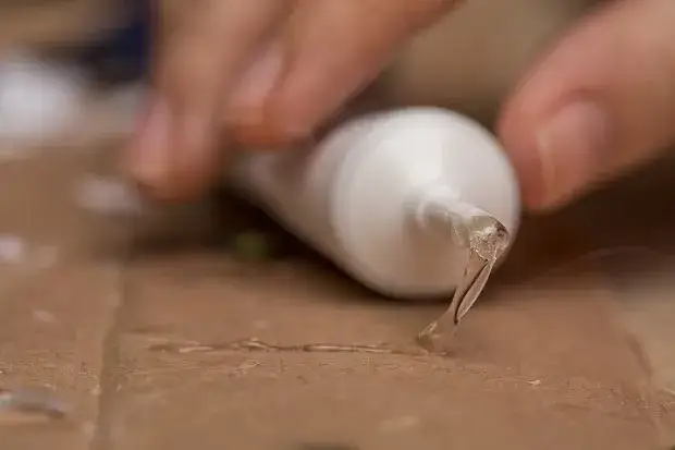 Jak zmyć super glue z blatu bez uszkodzenia powierzchni?