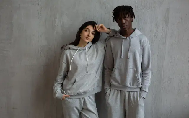 Jak gramatura bluzy wpływa na komfort i wybór odzieży na każdą porę roku