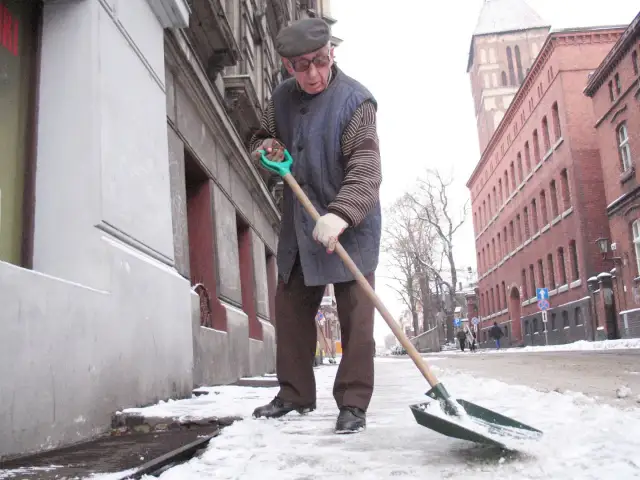 Czy wolno sypać solą chodniki? Sprawdź przepisy i konsekwencje